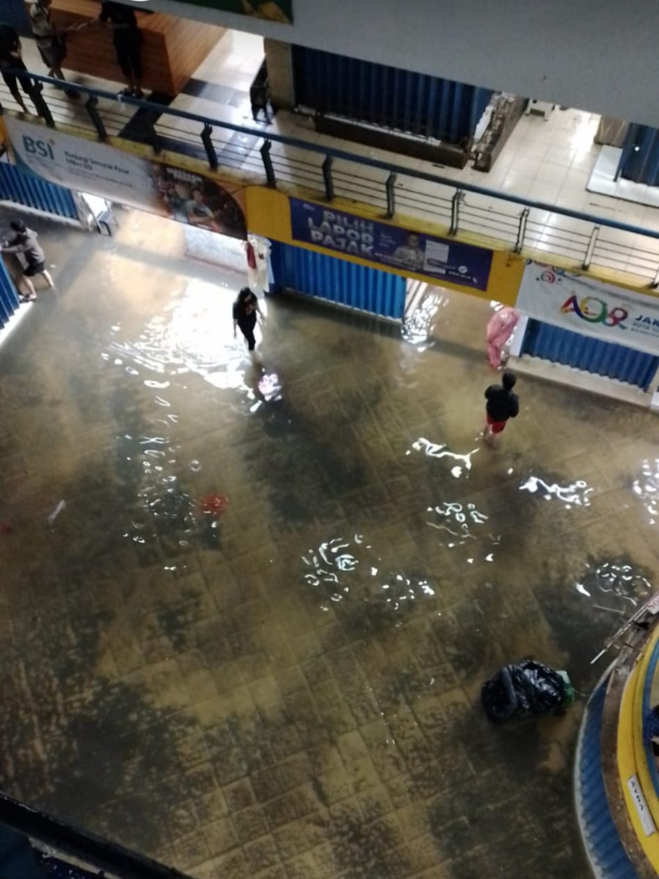 Banjir Rendam Pasar Cipulir, Pedagang Merugi dan Aktivitas Belanja Tersendat