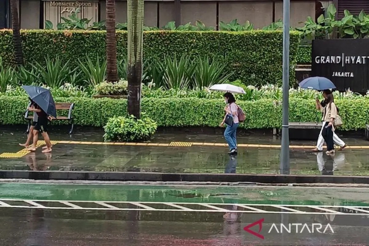 Cuaca Jakarta Hari Ini, Awan Tebal dan Hujan Ringan Menyelimuti Seluruh Wilayah 