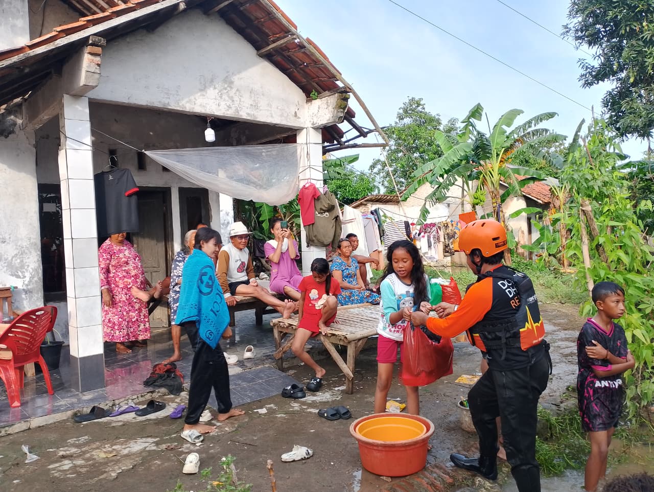 DMC Dompet Dhuafa Evakuasi Penyintas Banjir Karawang dan Salurkan Ratusan Bantuan Logistik