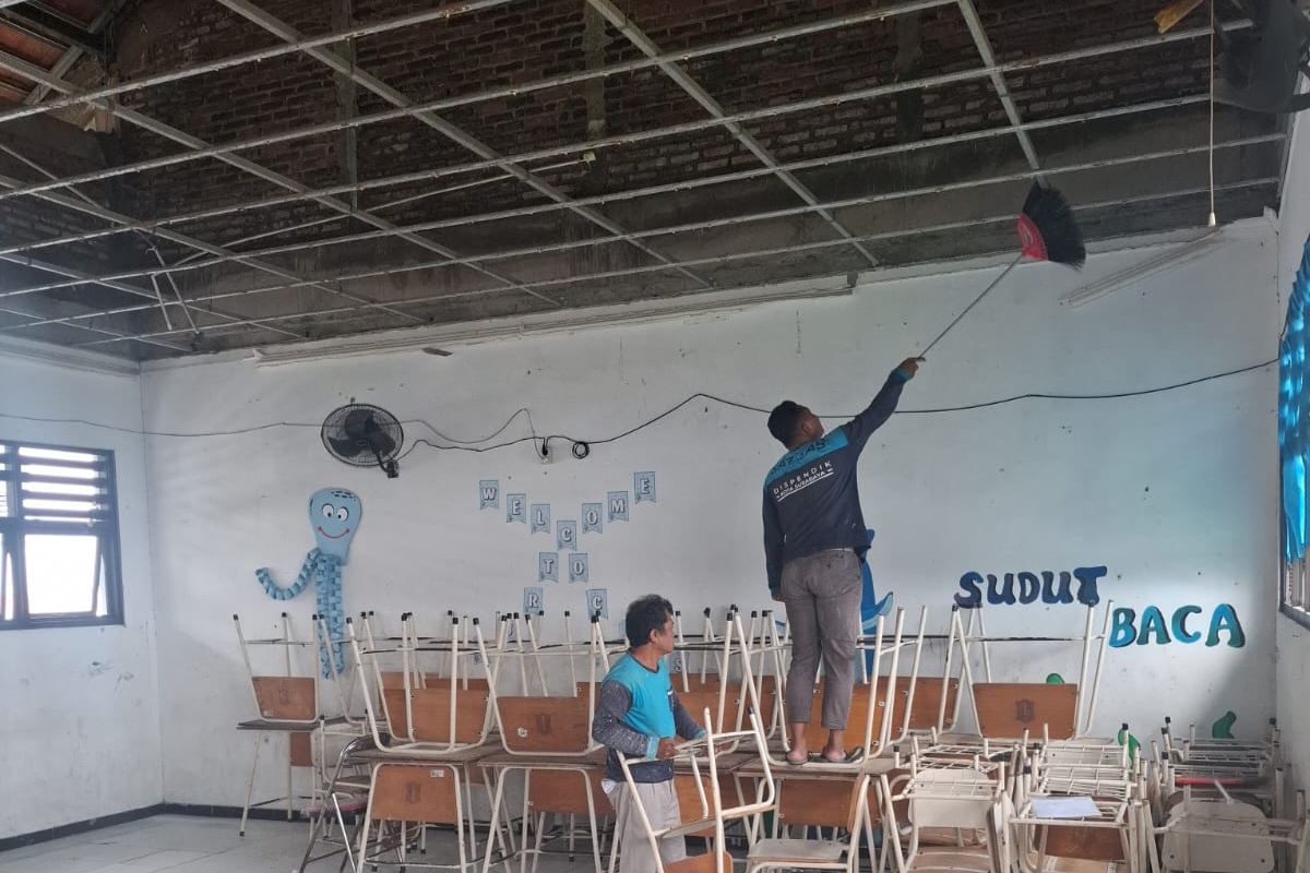 Plafon Kelas SMP Negeri 60 Surabaya Runtuh, Belajar Siswa Dievakuasi