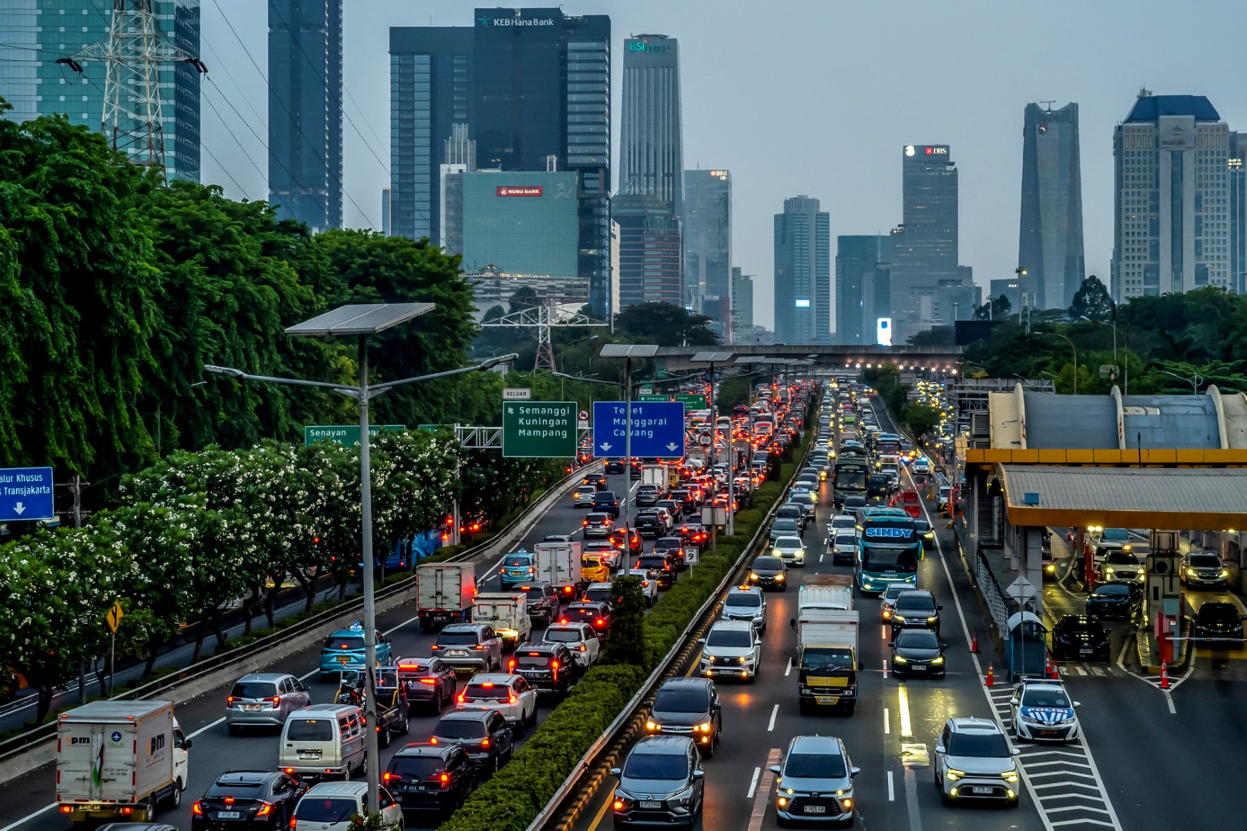 Mengurai Benang Kusut Parkir Liar Jakarta