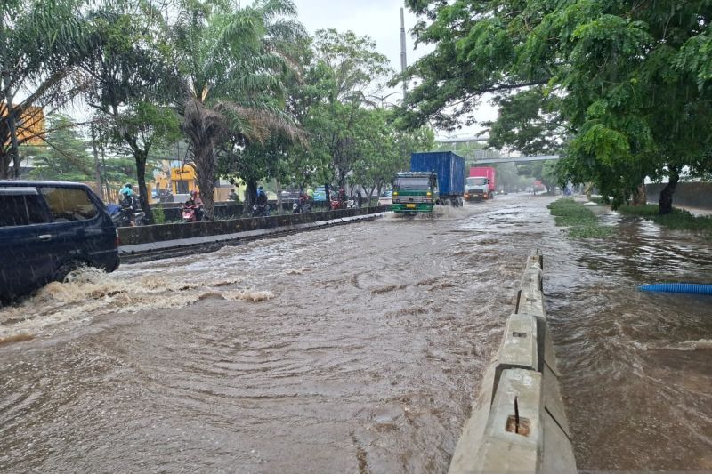 Lalu Lintas Daan Mogot Lumpuh akibat Banjir, Pengendara Diimbau Cari Jalan Alternatif Lain