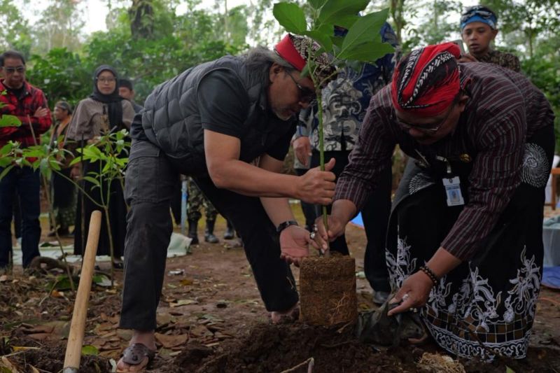 Di Tengah Tradisi Sadranan, Bupati Temanggung Lakukan Penanaman Pohon