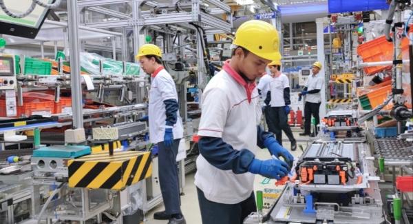 Tak Sekadar EV, Bahlil Klaim Proyek Baterai Huayou Jadi Penopang 100 GW PLTS