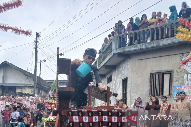 Warga Lereng Gunung Sumbing Gelar Tradisi Nyadran dan Srobong Gobang