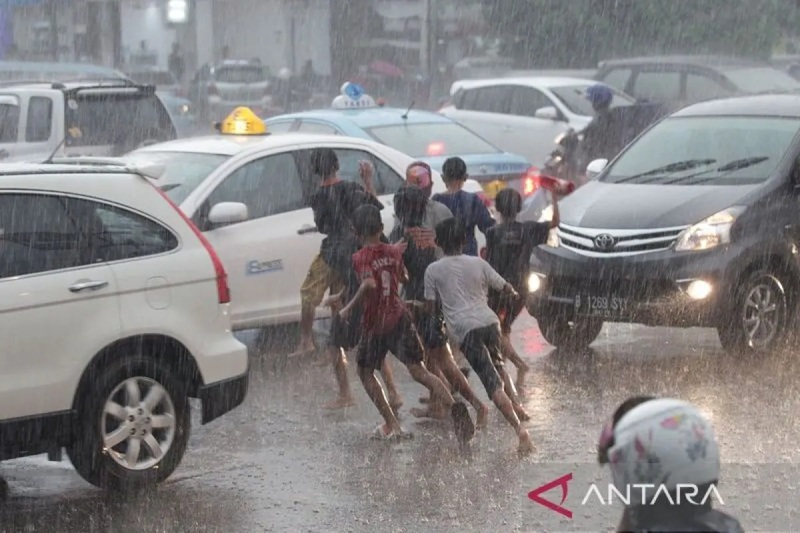 Cuaca Hari Minggu, Sebagian Jakarta Diprakirakan Turun Hujan Siang Ini