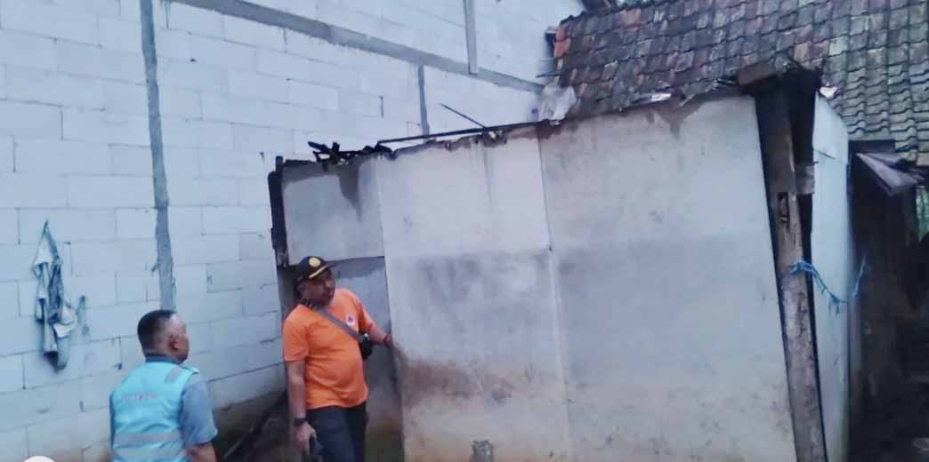 BPBD Situbondo: Hujan Disertai Angin Kencang Bikin Tiga Rumah Ambruk, Ibu dan Dua Anak Tertimpa Reruntuhan 
