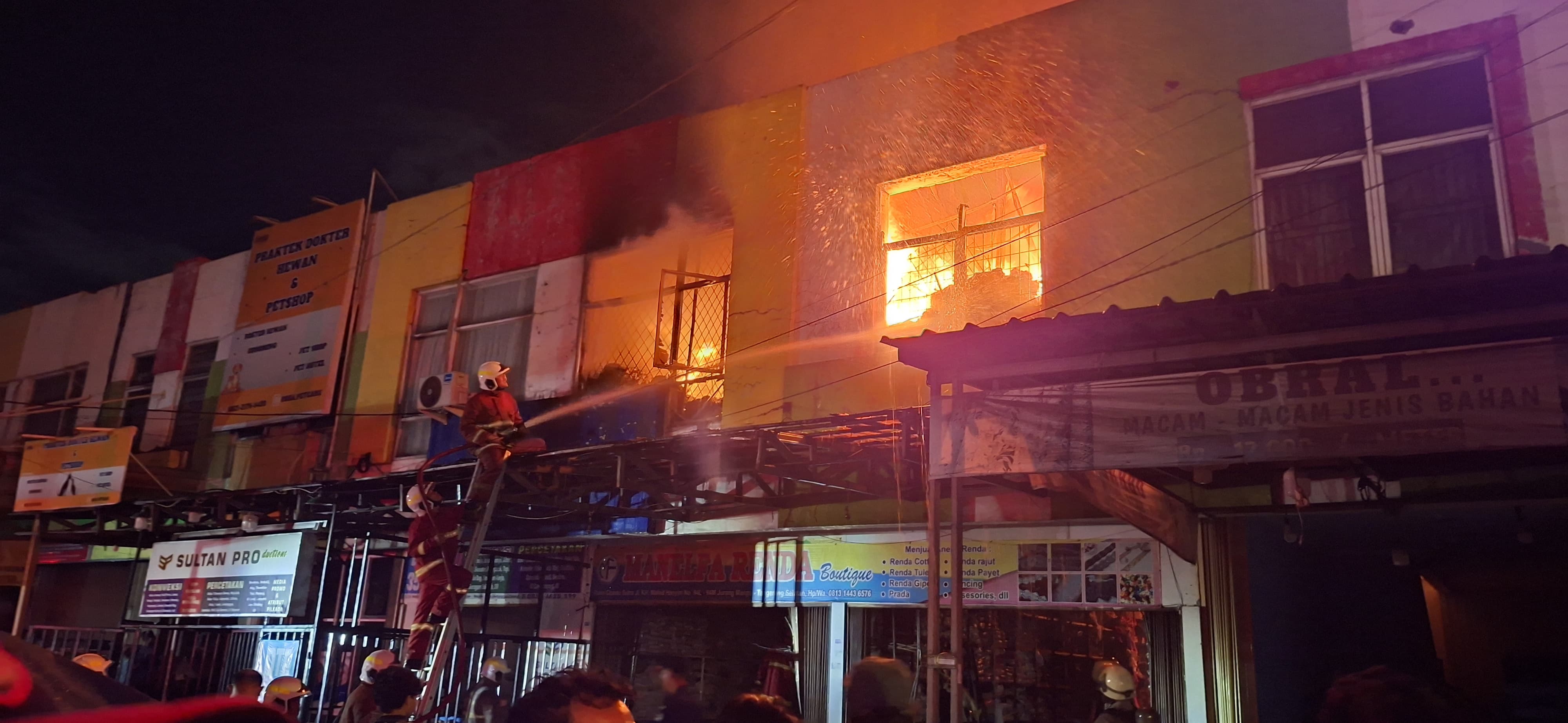 Kebakaran Hari Ini: Deretan Ruko Toko Kain Pasar Cipadu Tangerang Dilalap Api