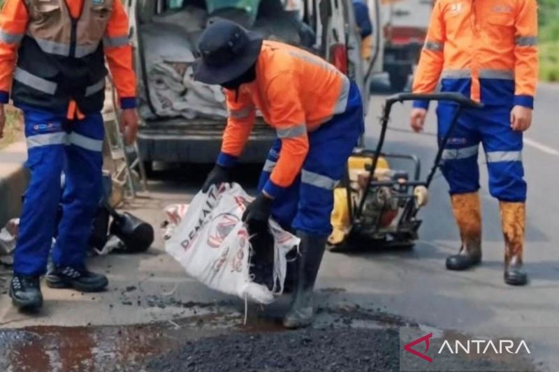 Jalan Rusak Akibat Hujan, URC SDABMBK Kabupaten Bekasi Bergerak Cepat