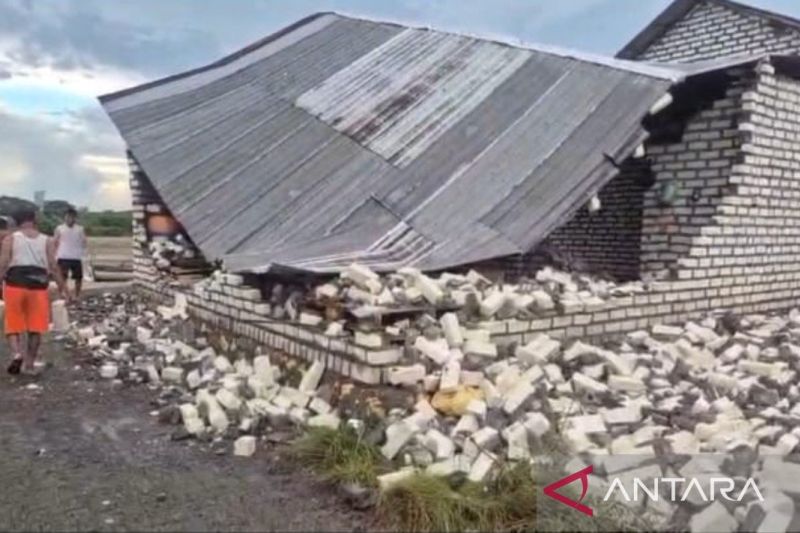 Puluhan Rumah dan Fasilitas Umum Rusak Diterjang Hujan dan Angin Kencang di Pamekasan