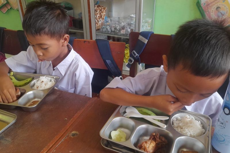 281 Siswa SDN 06 Pasaman Barat Nikmati Makanan Bergizi Gratis di SPPG Kampung Lima Mahakarya