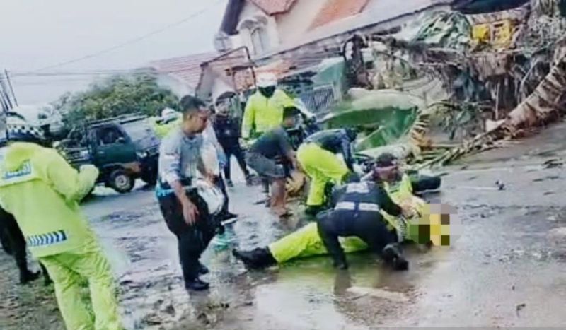 Anggota Ditlantas Polda Kalsel Tewas Tertimpa Pohon Tumbang di Tapin