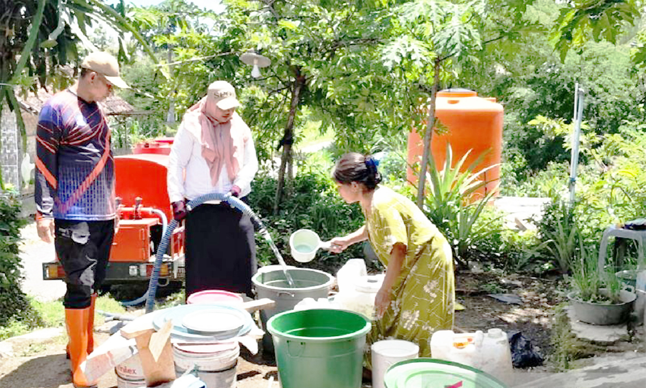 BPBD Bondowoso Distribusikan Air Bersih untuk 503 KK Terdampak Longsor di Desa Klekean
