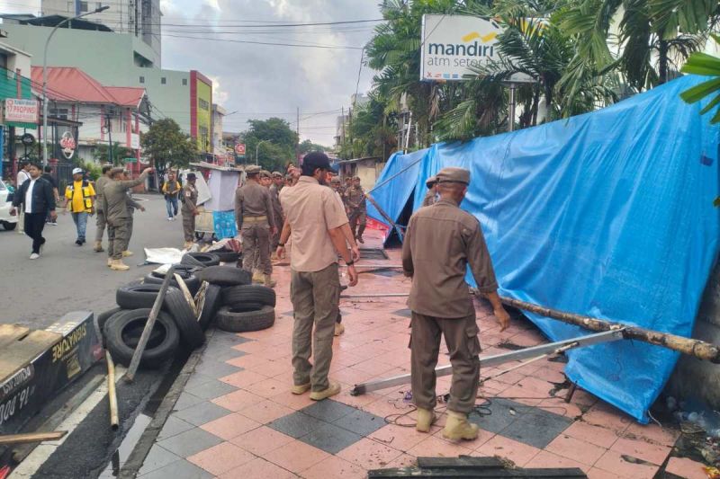 Kembalikan Fungsi Trotoar, Pemerintah Kota Makassar Tertibkan PKL Liar 