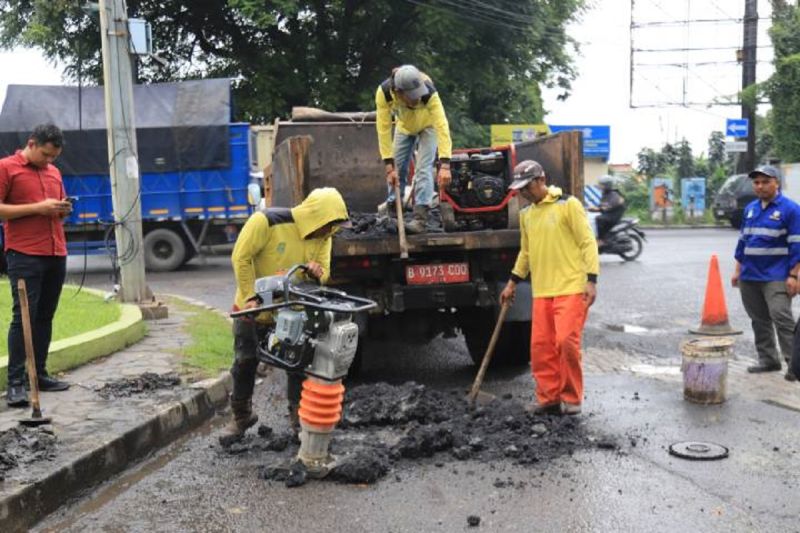 Jalan Rusak Ditambal Aspal Instan, PUPR Kota Tangerang Lakukan Penanganan Sementara Demi Keselamatan Pengguna Jalan