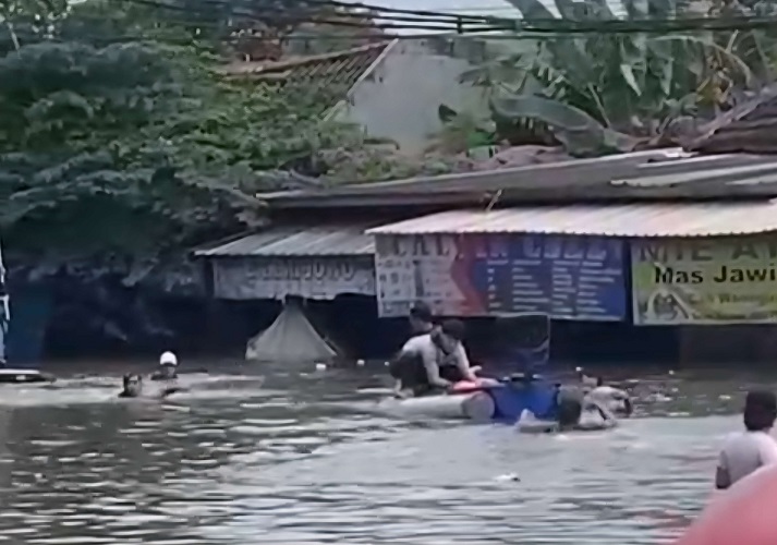 Ratusan Terisolasi dan Ribuan KK Mengungsi karena Banjir Genangi Tangerang  