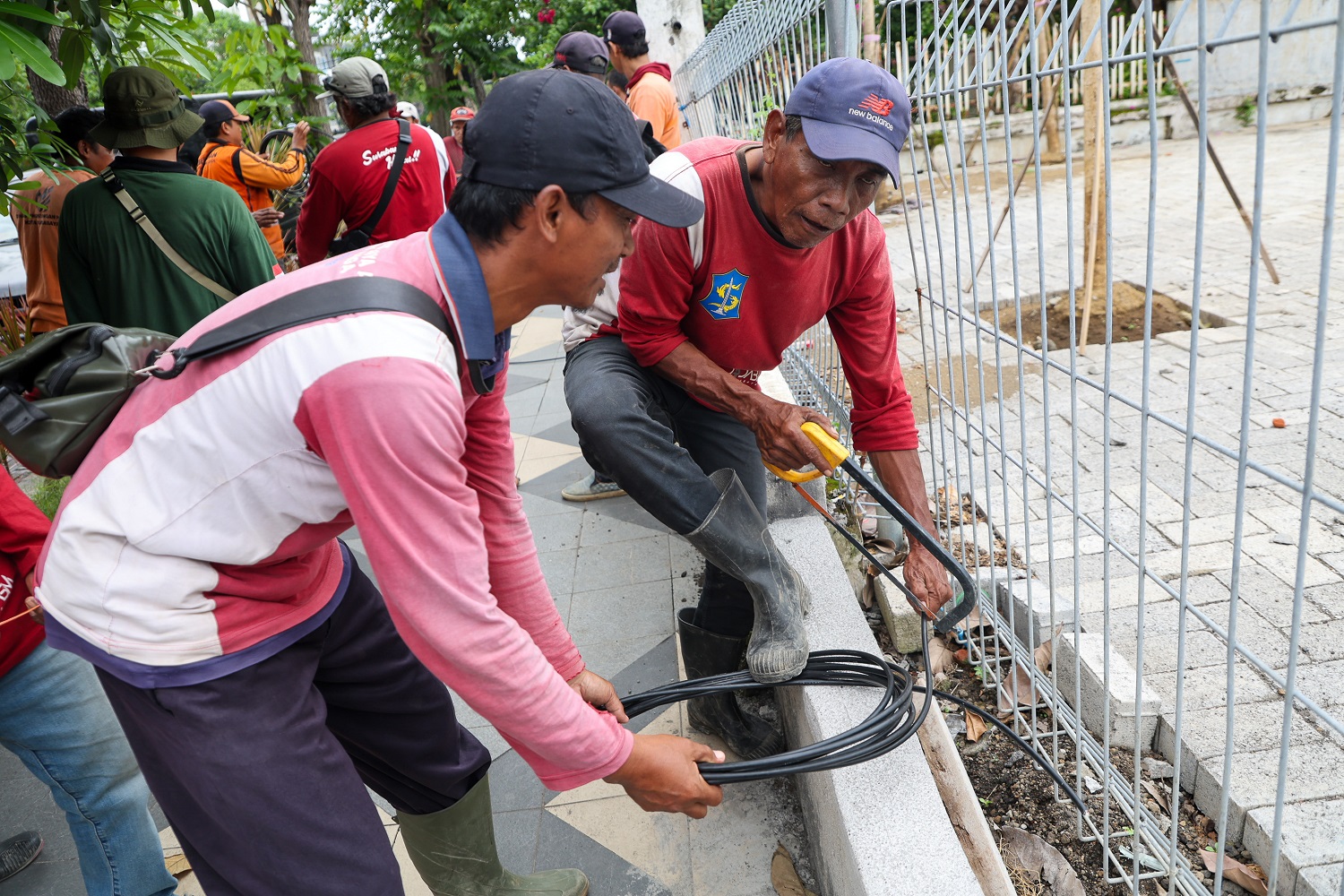 Puluhan Personel Pemkot Surabaya Tertibkan Kabel Fiber Optik Bodong