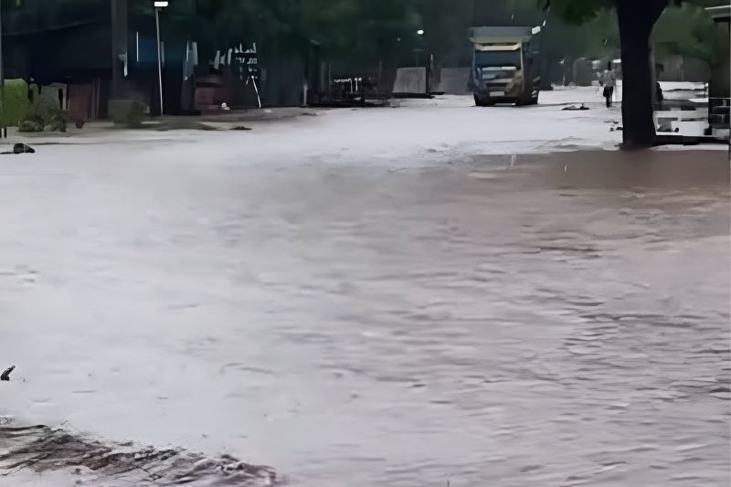 Hujan Lebat Akibatkan Banjir dan Rendam Permukiman di Lereng Gunung Tambora NTB