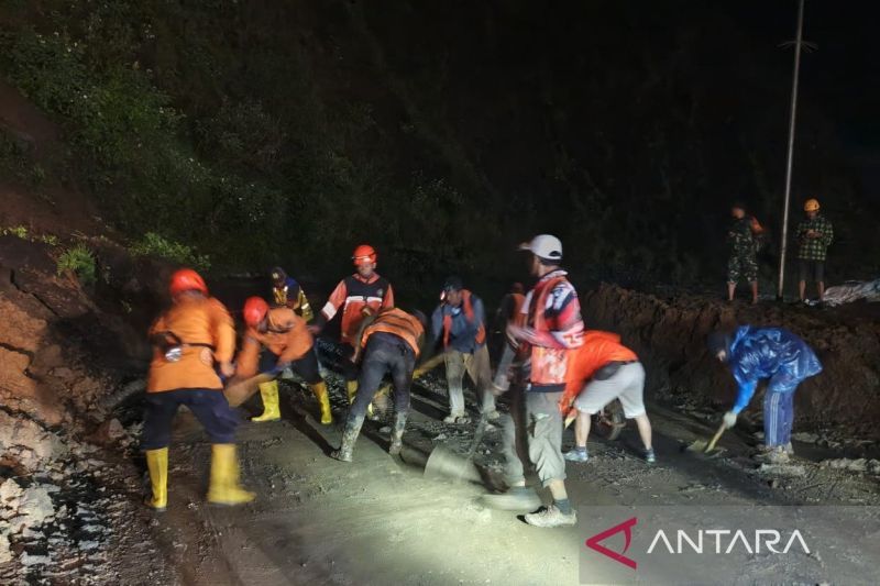 Jalan Wisata Pusuk Sembalun Tertutup Longsor, Alat Berat dan Damkar Turun Tangan