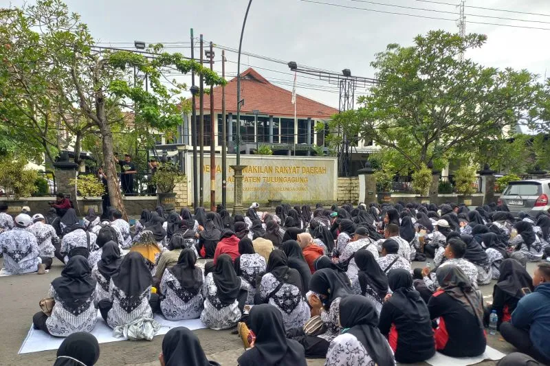 Ratusan Guru PPPK Paruh Waktu Tulungagung Tuntut Kesejahteraan Layak