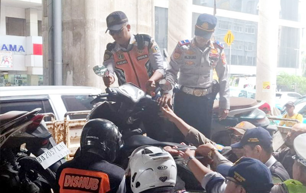Petugas Gabungan Angkut Belasan Motor Parkir Liar di Jakarta Selatan