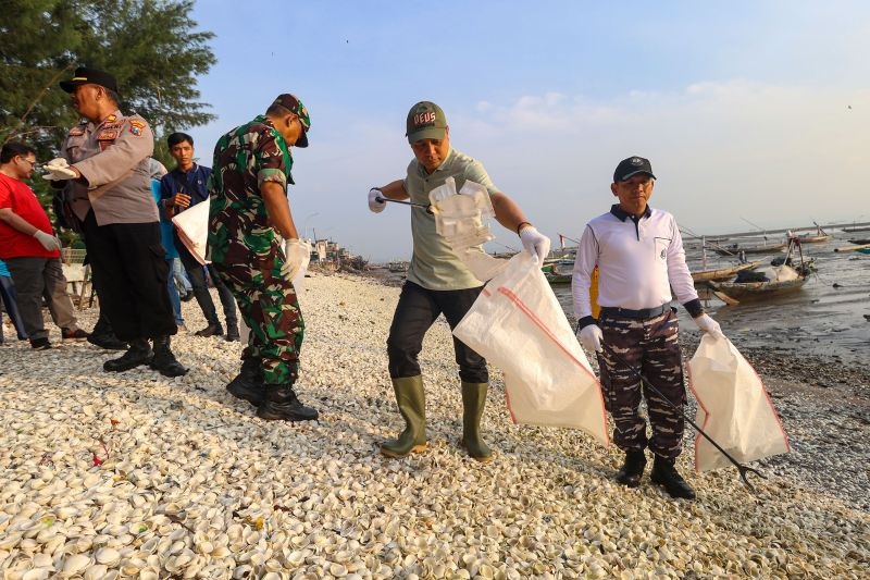 HPSN 2026 di Surabaya: Aksi Bersih Pantai Massal Dorong Gerakan Pilah Sampah dari Rumah