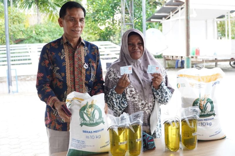 Jelang Ramadhan, Pemerintah Salurkan Bantuan Beras dan Minyak Goreng untuk 33,2 Juta Keluarga