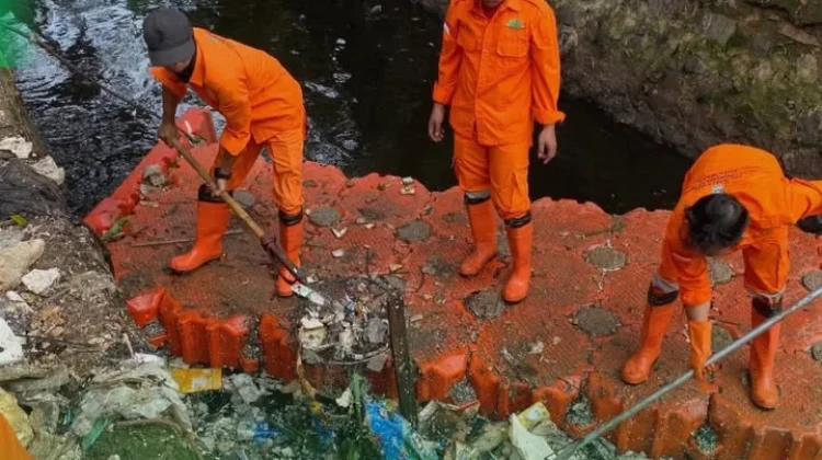 Wali Kota Larang Warga Bekasi Buang Sampah ke Sungai  