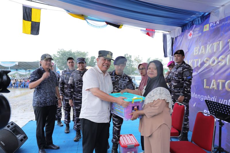 Gubernur Babel & KSAL Bagikan Ratusan Paket Sembako untuk Nelayan Bangka