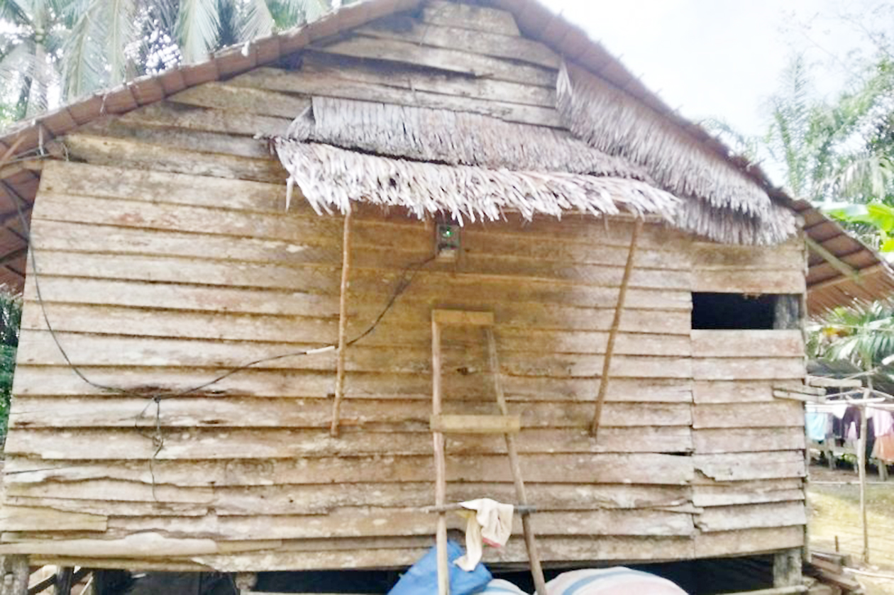 Tak Tunggu Dana Pemerintah, Babinsa Bengkayang Bersama Warga Dusun Puaje Kompak Patungan Bangun Rumah Warga Miskin