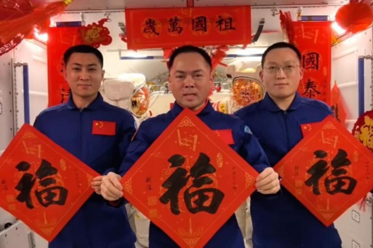 Awak Shenzhou-21 Sambut Imlek di Luar Angkasa