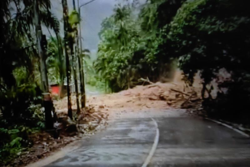 Hujan Deras Picu Longsor di Agam, Jalan Lubuk Basung–Bukittinggi Tertutup Total