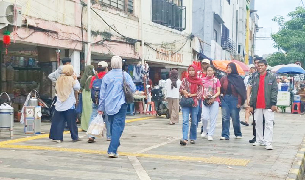 Pedagang Pernak-pernik Imlek di Jalan Pancoran Raya Kosongkan Lokasi