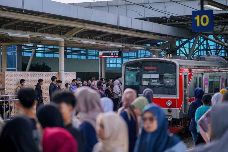 KAI Commuter Izinkan Penumpang Buka Puasa di KRL Commuter Line, Pulang Ngantor Jadi Lebih Nyaman