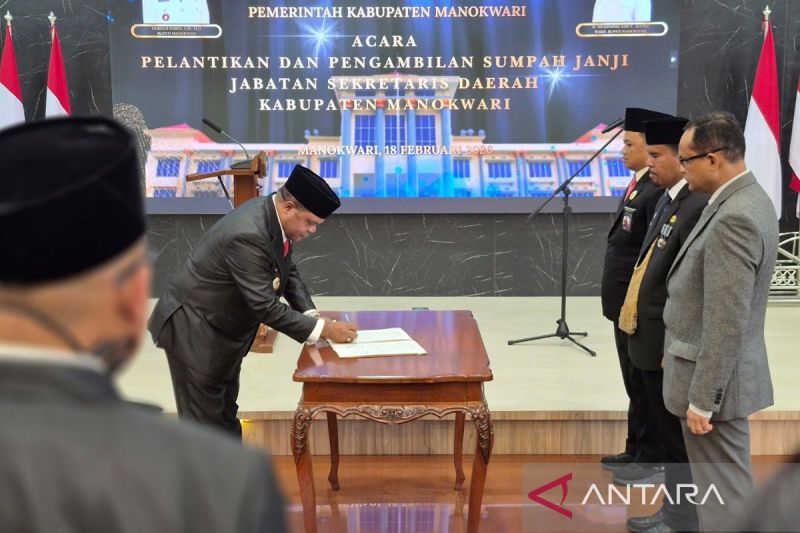 Bupati Manokwari Hermus Indou: Sekda Harus Jadi Barometer Reformasi Birokrasi