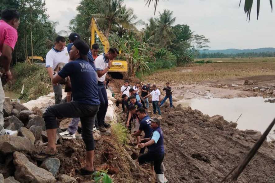 Warga Binaan Lapas Ciamis Dikerahkan untuk Membantu Korban Banjir di Pamarican