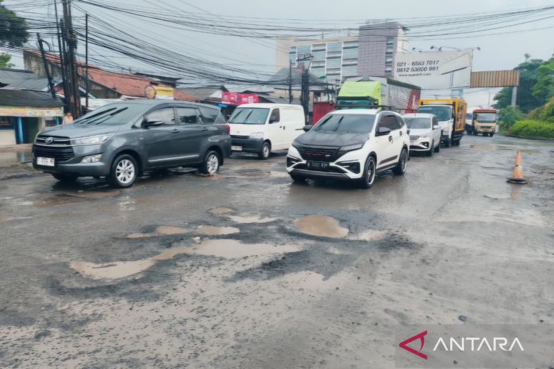 Macet dan Berlubang! Jalan KH Ma'mun Nawawi Bekasi Bikin Resah, Warga Tuntut Perbaikan Cepat