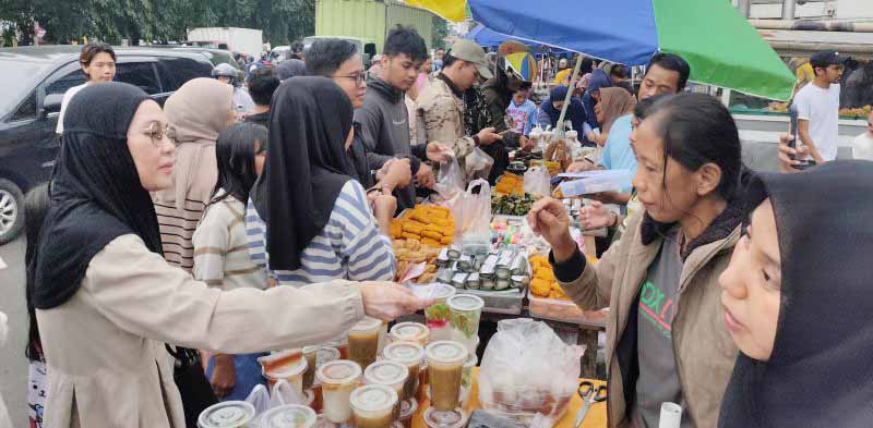 Hari Pertama Puasa Ramadan Lapak Takjil di Jakarta Barat Diserbu Warga, Ludes!