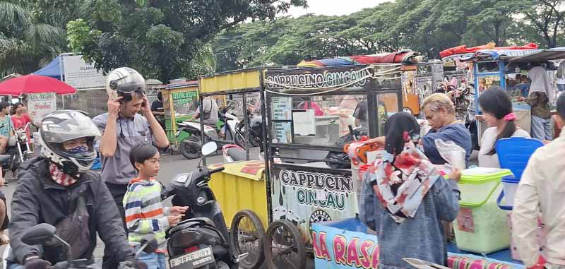 Berburu Takjil Ramadan, Warga Padati BKT Jakarta Timur Sambil "Ngabuburit"