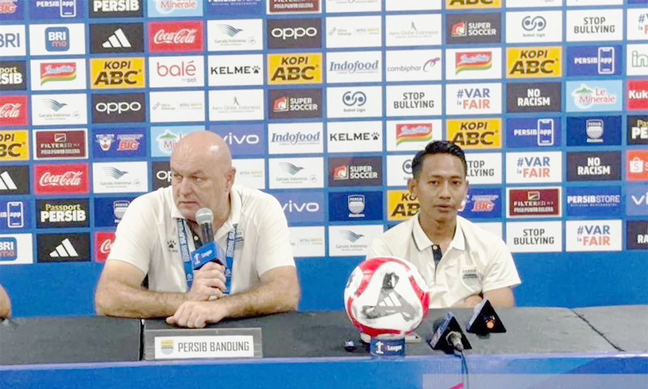 Persib Terancam Sanksi Berat AFC, Bojan Hodak Kecewa Oknum Bobotoh Masuk Lapangan Usai Laga Persib vs Ratchaburi FC