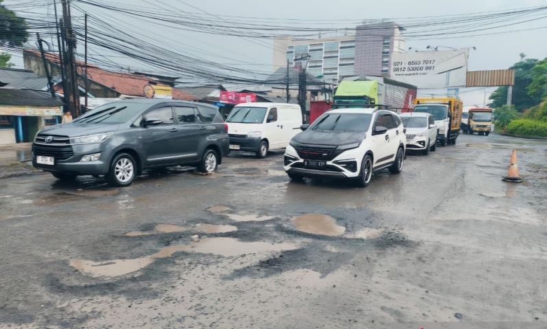 Warga Bekasi Desak Pemprov Jabar Segera Perbaiki Jalan KH Ma'mun Nawawi yang Rusak Parah