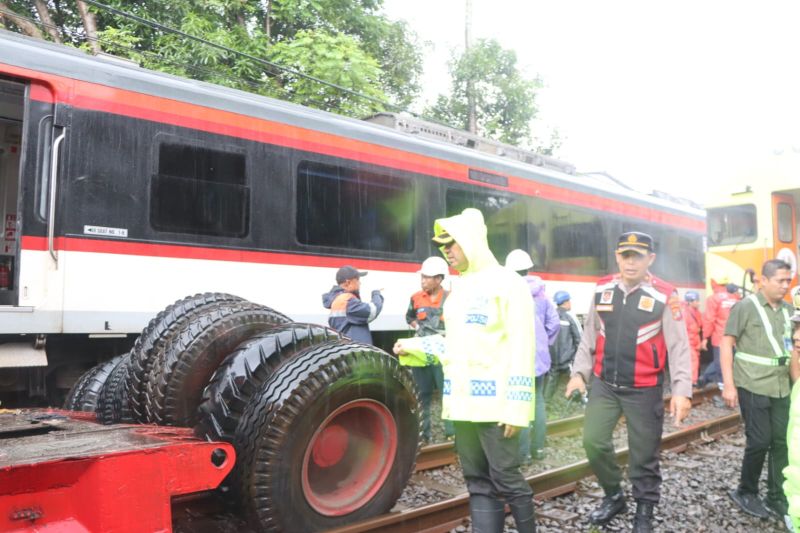 Kecelakaan KA di Perlintasan Poris akibat Badan Kontainer Tertinggal di Atas Rel