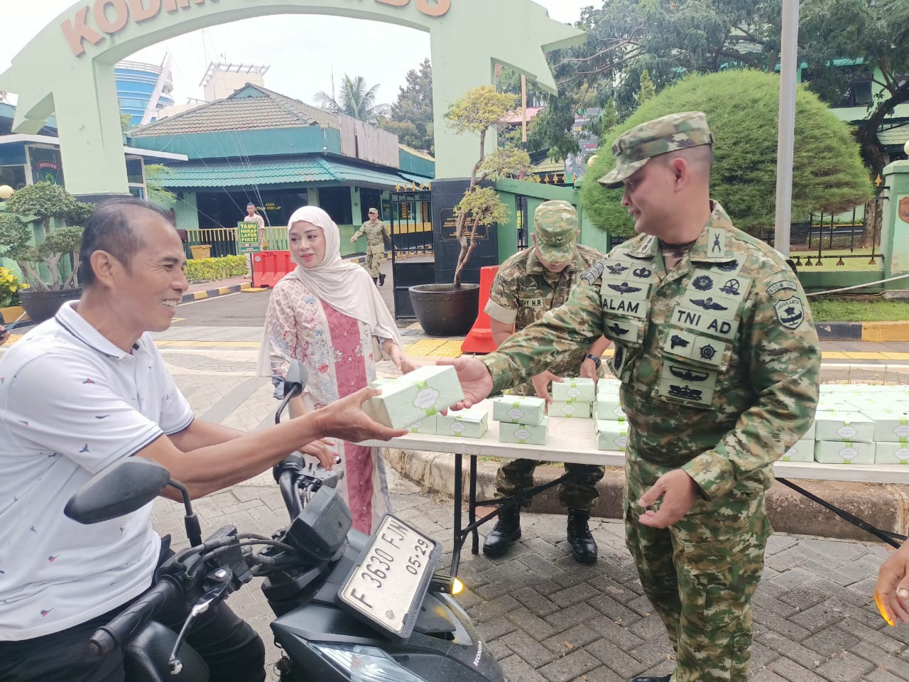 Dandim 0501/Jakarta Pusat Turun Langsung Berbagi Takjil Untuk Warga dan Pengemudi Ojol