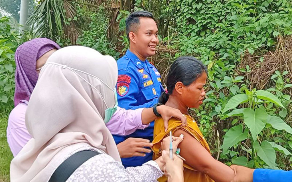 Polairud Bersama Tim JKesehatan Evakuasi ODGJ dari Lokasi Banjir