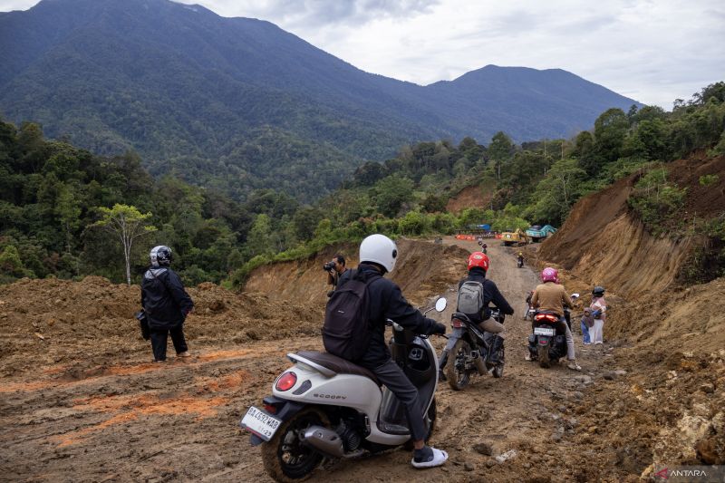 Jalan Putus di Lembah Anai, Guru SMP Negeri 1 Malalak Tidur di Sekolah Agar Tetap Mengajar
