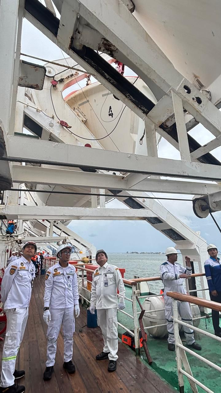 Pastikan Angkutan Laut Lebaran Aman dan Selamat, Ditjen Hubla Periksa Kelaiklautan Kapal Penumpang di Makassar
