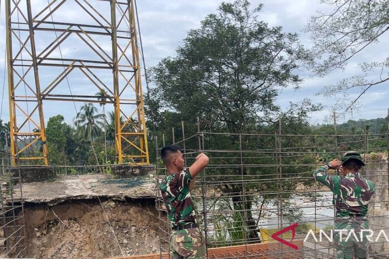 TNI AD Bangun Jembatan Gantung Untuk Pulihkan Jalur Darat di Sumbar