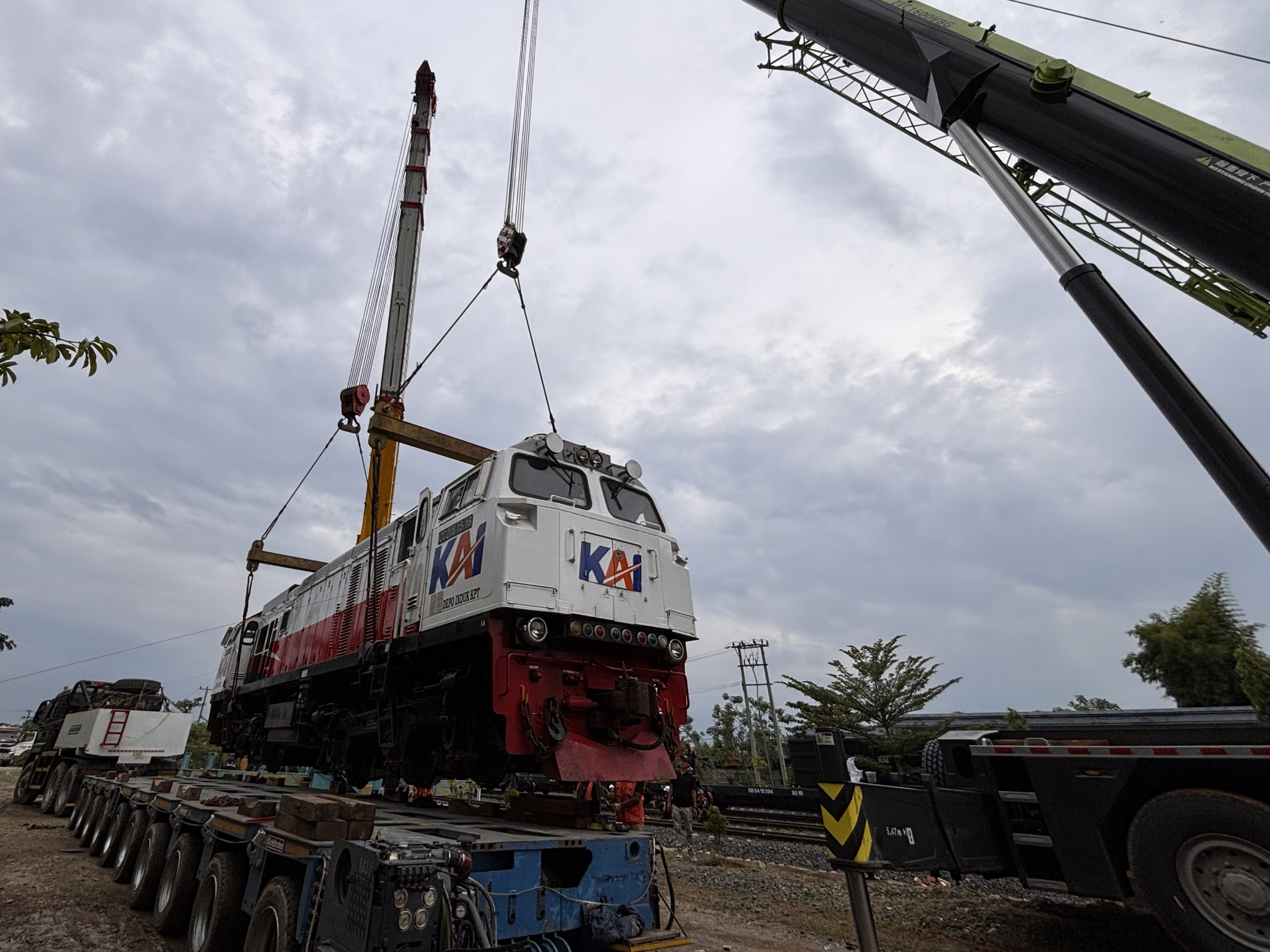 Perkuat Angkutan Lebaran, KAI Logistik Kirim 12 Lokomotif ke Pulau Jawa