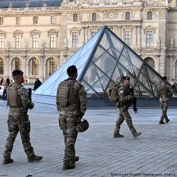 Direktur Museum Louvre Paris Mengundurkan Diri karena Pencurian Perhiasan Bulan Oktober