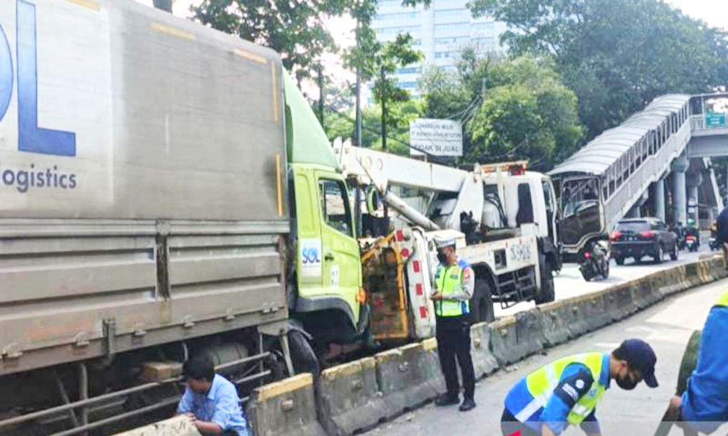Kurang Hati-hati, Truk Tabrak Separator Busway di Gatot Subroto